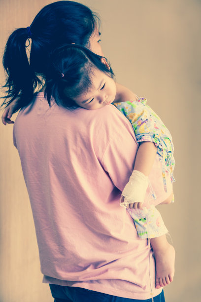 患病儿童住院，手亚静脉注射生理盐水图片下载