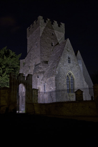 古老的中世纪教堂的夜晚图片下载