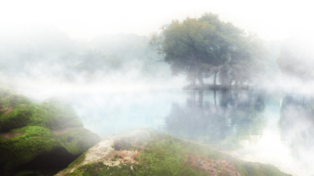 梦幻般的雾湖图片下载