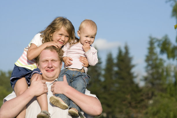 户外快乐的爸爸和女儿们图片下载