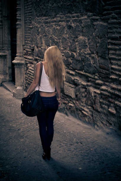 年轻漂亮的女孩图片下载