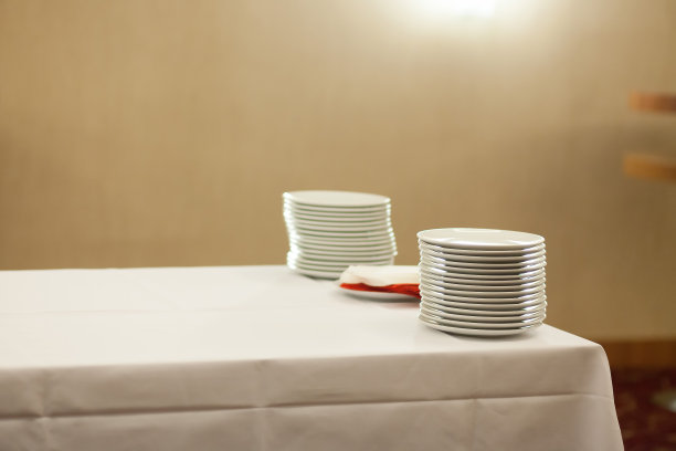 桌上有白色的盘子图片下载