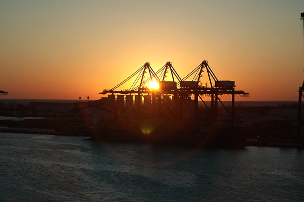 起重机在日落背景上的建筑剪影图片下载