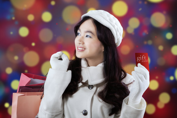 带着购物袋和礼品卡的女孩图片下载