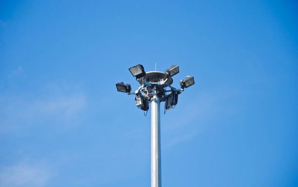 运动灯柱上美丽的天空背景图片下载