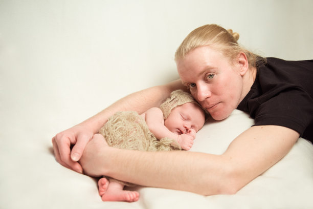 慈爱父母的手-父亲和新生儿图片下载