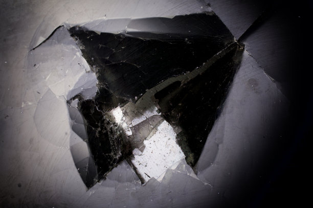 旧笔记本的屏幕损坏图片下载