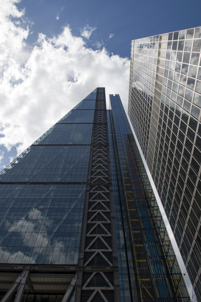 公司大厦低角度照片图片下载