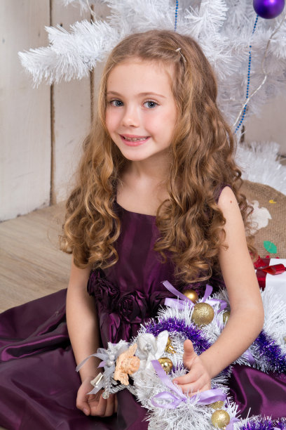 小女孩在冷杉树上图片下载