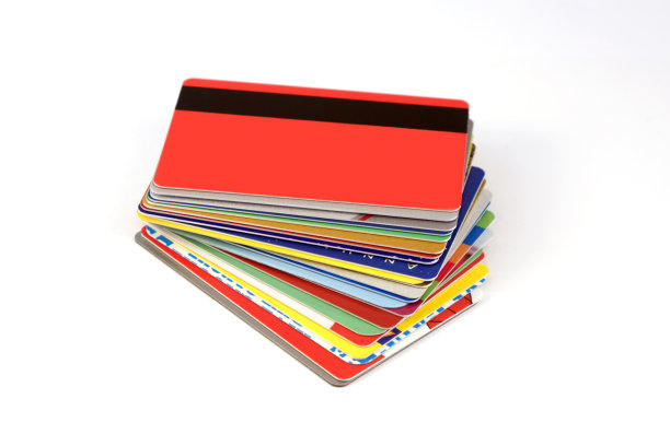 一堆折扣卡孤立在白色的阴影背景上图片下载