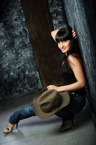 戴着帽子的有魅力的幸福女人图片下载