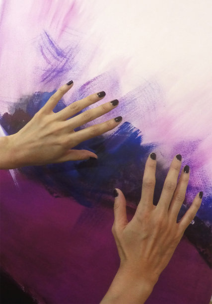 抚摸着蓝色和紫色图片下载