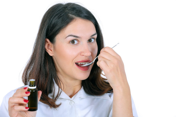 用勺子吃药的女人图片下载