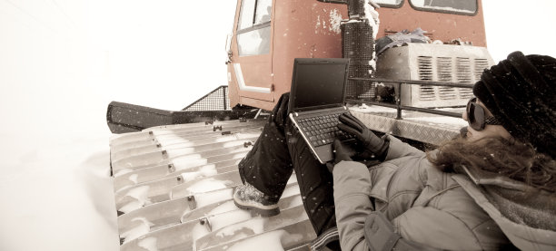 雪中的网络女人图片下载