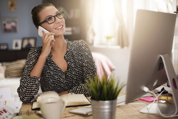 在家办公期间短暂休息图片下载