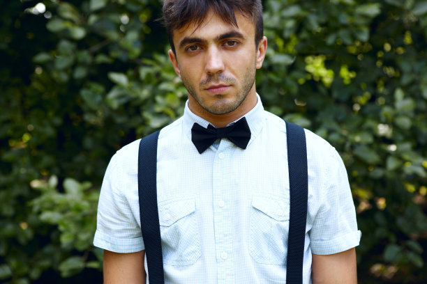 一个非常英俊的年轻人的特写图片下载