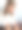 小女孩坐在沙发上使用平板电脑。图片下载