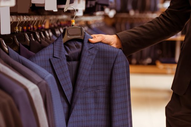 西装店里的人图片下载