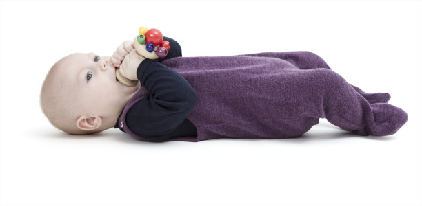 顽皮的幼儿孤立在白色背景图片下载