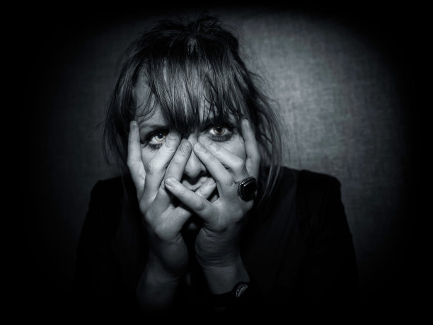 俱乐部里用手捂脸的女孩图片下载