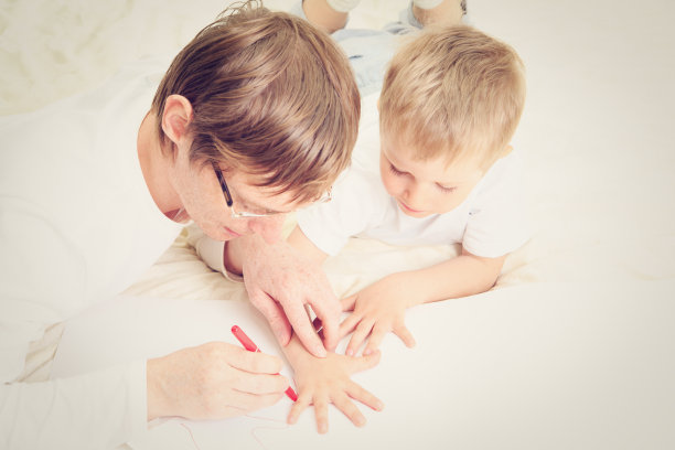 父亲牵着孩子的手图片下载