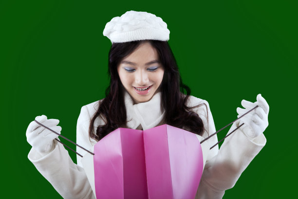 迷人的女孩看着购物袋图片下载