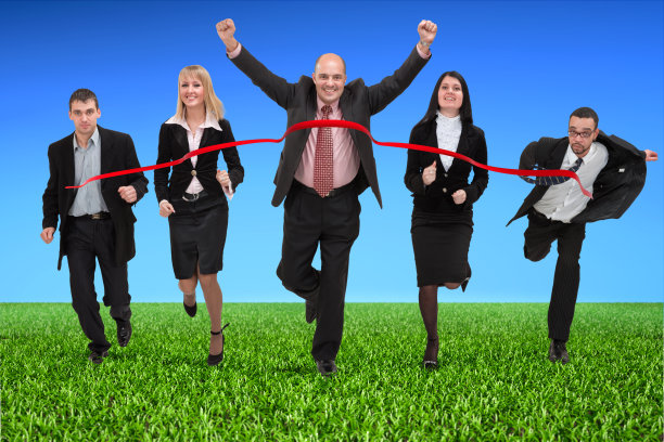 商务人士越过终点线图片下载