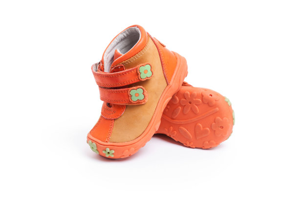 婴儿鞋的孩子隔离在一个白色的背景。图片下载