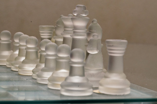 玻璃棋盘上总是放着玻璃棋子图片下载