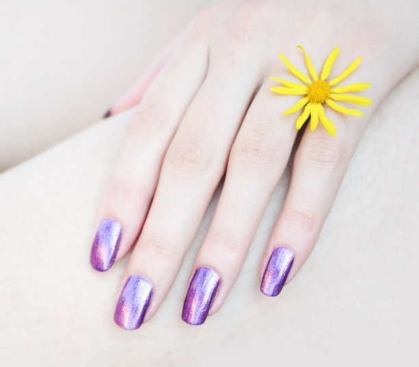 女性手用珍珠美甲图片下载