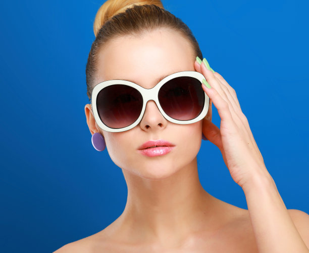 戴着墨镜的年轻漂亮女人的肖像图片下载