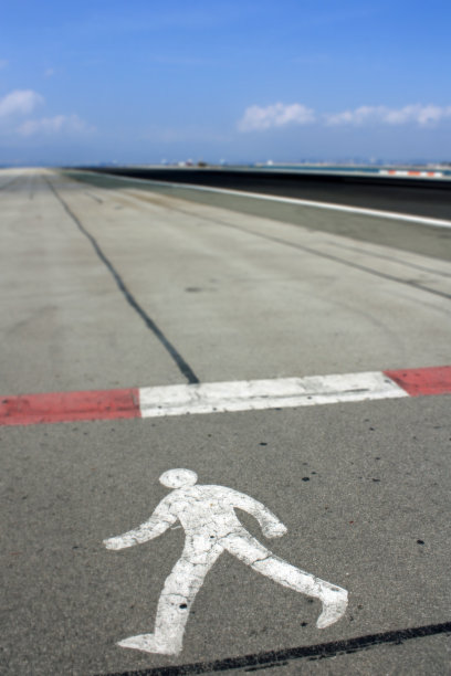 穿过机场跑道的行人径上的白色剪影图片下载