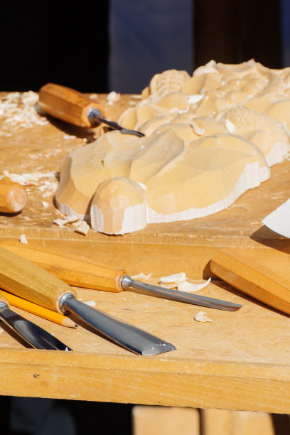 用于木材雕刻的凿子靠近一块毛坯图片下载