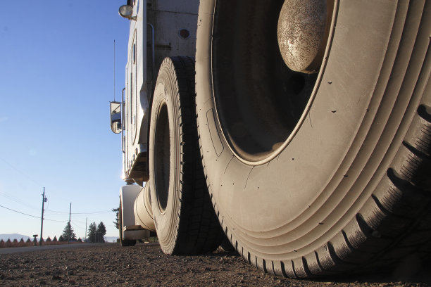 低角度查看半挂车轮胎图片下载