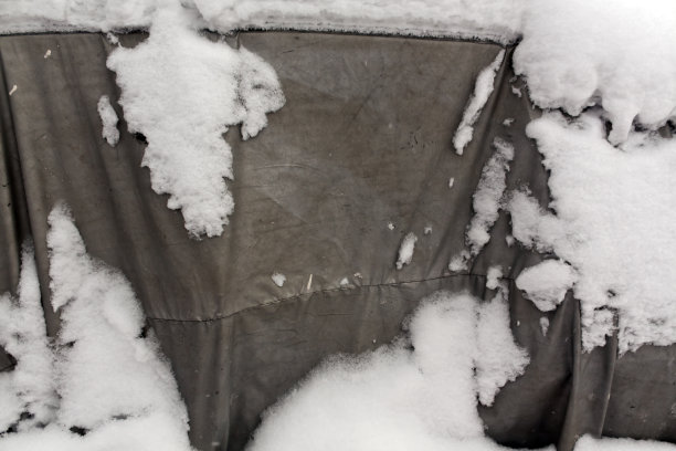 肮脏的雪中倾斜。图片下载