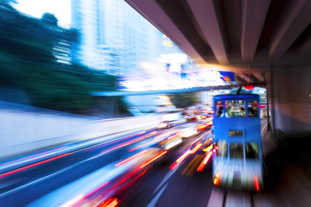 香港现代城市街道上的交通灯。图片下载