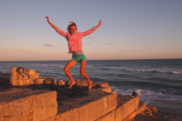 非常快乐的跳跃女孩在海湾图片下载