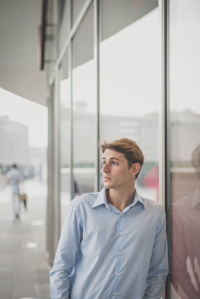 年轻的模特英俊的金发男子图片下载