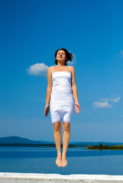 女人正跃入蓝色的海洋图片下载