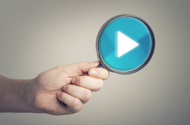 带有播放按钮图标的放大镜图片下载