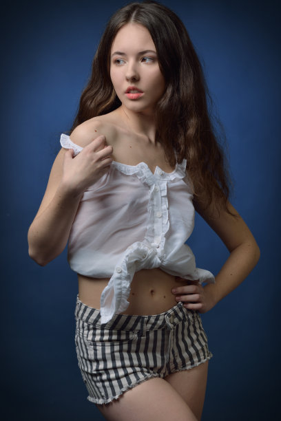 画室里有个长发美女。图片下载