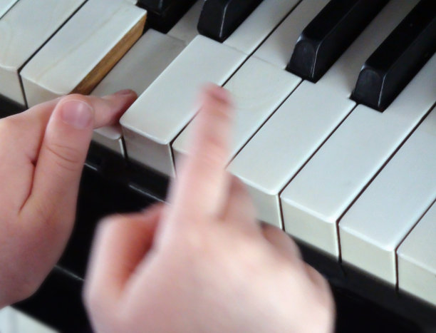 用双手弹奏钢琴键盘图片下载