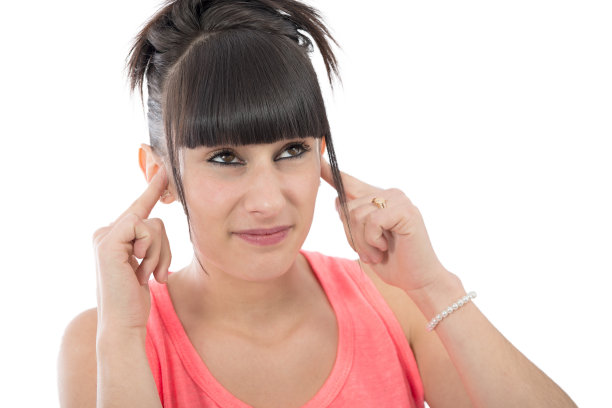 深色头发，白色背景上有耳痛图片下载