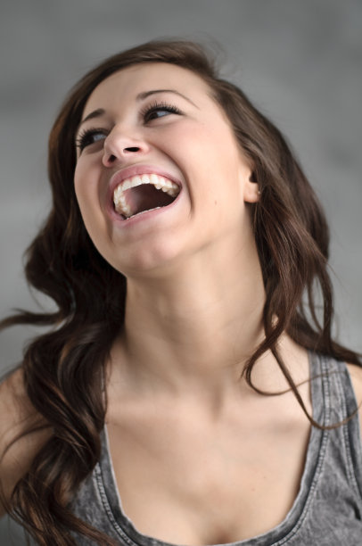 笑的女孩肖像图片下载