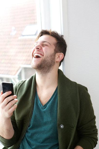 男人笑着拿着手机图片下载