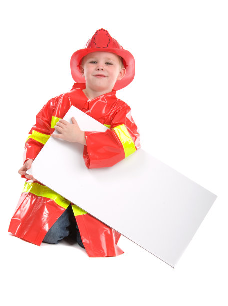 小男孩装扮成消防员图片下载
