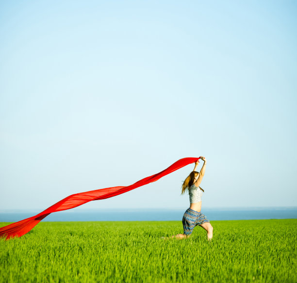 年轻快乐的女人在麦田里织着布。夏天的生活方式图片下载