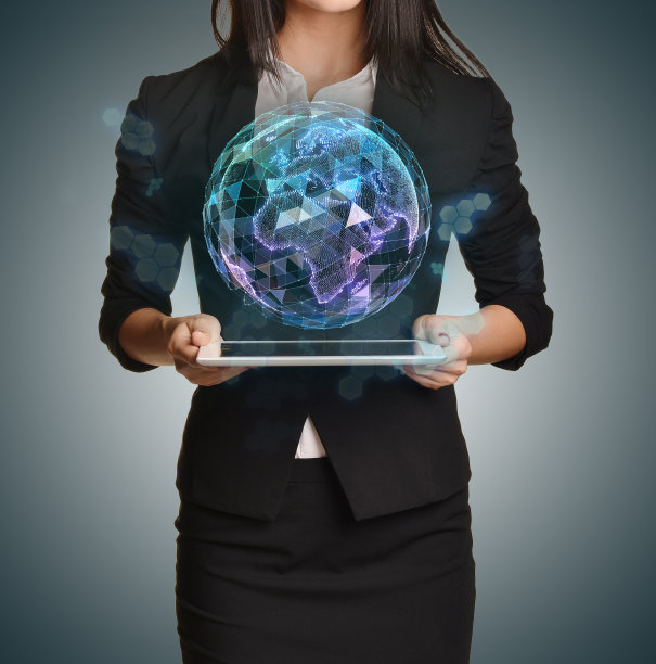 年轻女孩手中拿着平板电脑的虚拟数字图片下载