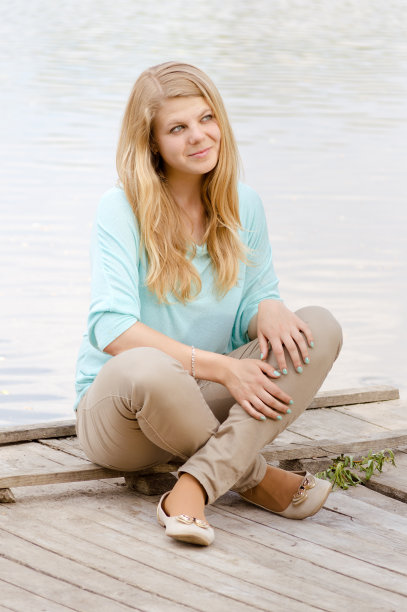 河边的金发女郎。图片下载