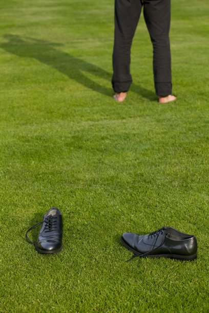 鞋子和男人的下半身图片下载